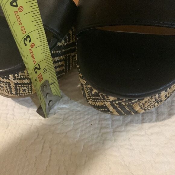 DV platform sandals. Size 9. Aztec design - Picture 5 of 11